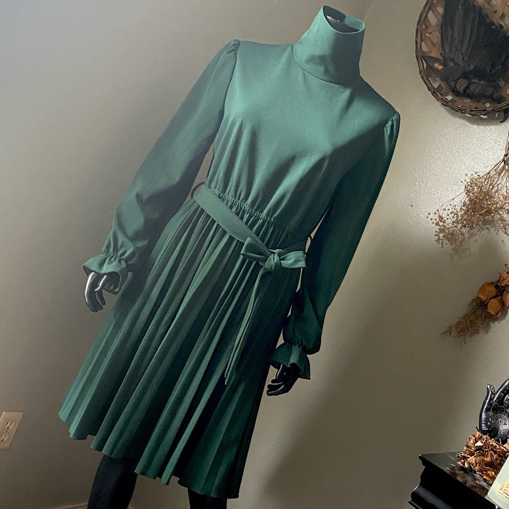 Elegant Green Long Sleeve Pleated Dress